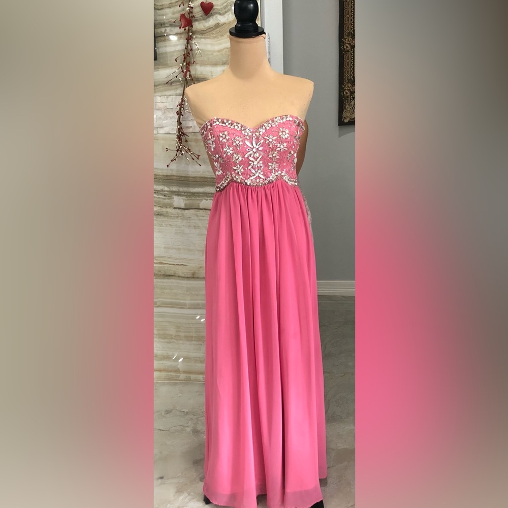 Formal salmon dress with embellishments in bodice